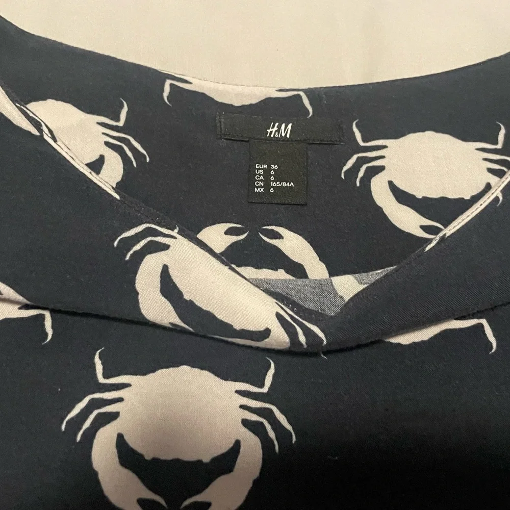 H&M Crab Print Short Blouse Dark Blue Size 6 - Picture 2 of 4